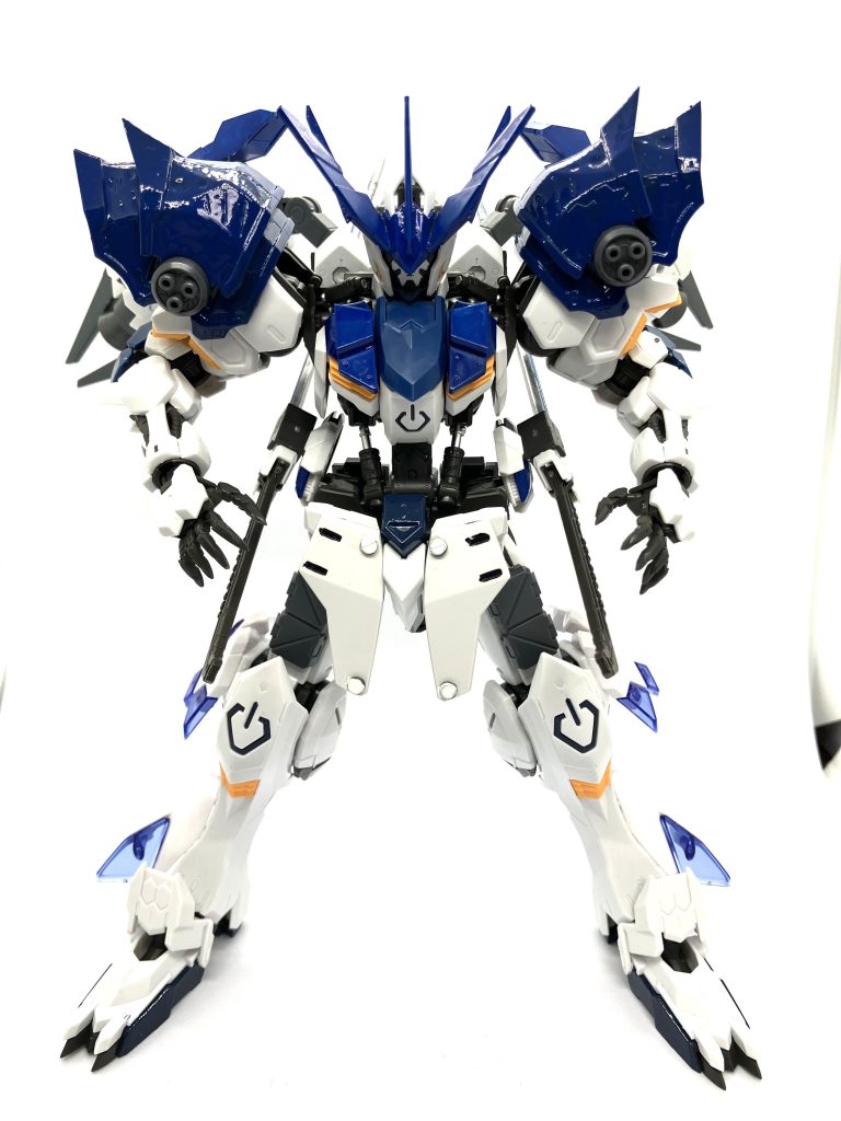 立ちはだかる敵機体に対して二対の太刀をとる構えをするクリーガァ