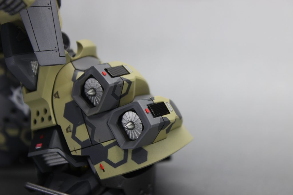 フィニッシュシート繋がりで、カーボンのフィニッシュシートも買ったので無理矢理使いました。3ミリ×6ミリくらいで段落ちを作り、プラ板にシートを貼り付けてから接着!なんとなくソーラーパネル感出ちゃいましたが、それはそれでアリですかね。