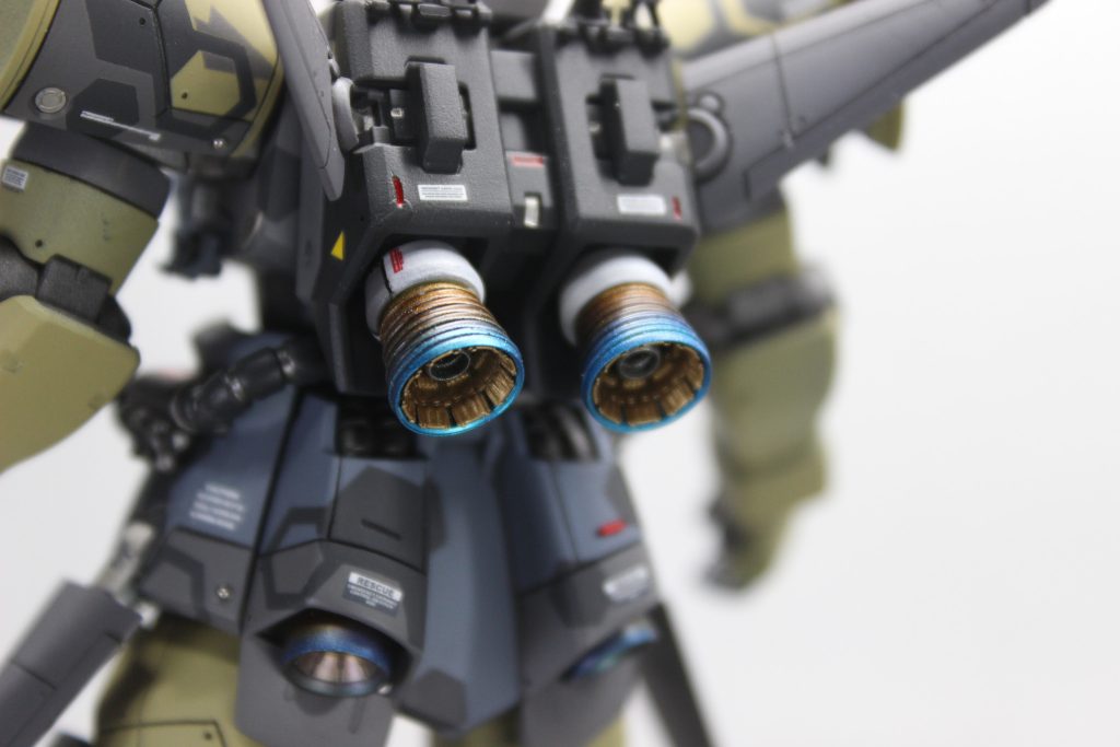 バーニアもあすぱら模型さんの火花2というものを使用しました。このバーニア、外側と内側が別パーツになっているので塗り分けがめちゃくちゃしやすい!!外側はチタン焼け塗装、内側はフィニッシャーズの赤金で塗りました。バーニア基部は、もともとついていたバーニアを白く塗ることでバーニア関連のパーツに見えるよう改造しましたが、本当の理由は接続穴の形状が違ったための代用案でした。(写真見ながら記事を書いていて、今やっとリアスカートのところのレッドチップがなくなっていることに気づきました…)