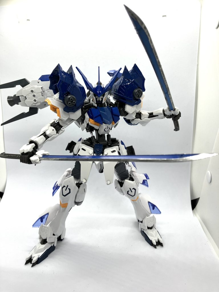 二刀流を駆使し多数の敵機体相手に戦闘を繰り広げ切り裂き、破壊するそう海の波のように荒々しく