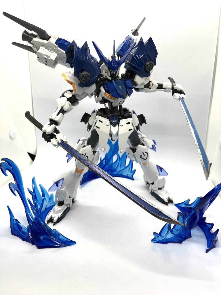 水中戦でもフルに機体の能力を駆使して戦闘を行う周りに渦を生み出し敵を捕らえ太刀で切り裂く!