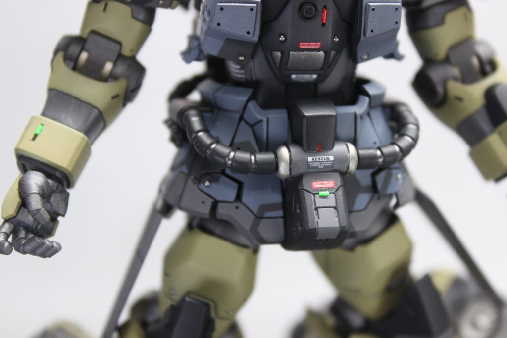 腰部の改修です。いつもの改修ばかりなんですが、動力パイプのところにシャーペン使ってみました。オラザクで大賞を取ったことのあるモデラーさん(ザクのオフ会以降コメントもらえたりして仲良くさせていただいてます…!)のツイートで、シャーペンを使った表現を知り、つや消し後に書くだけというとっても簡単な工程に感動し、やってみました。失敗したら消せるし、段の下がっている部分なんで触ることもないんで便利ですね、これ。