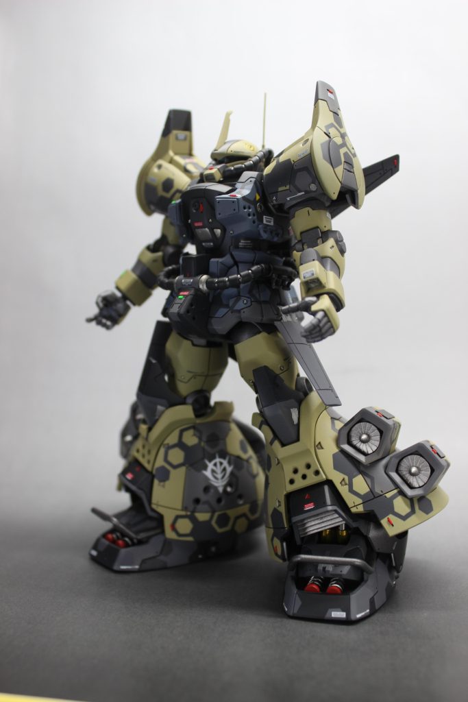 機体の設定としては「上空から味方機を援護するスナイパー」をイメージしました。ケンプファーが強襲を仕掛ける中、隙だらけの背後から襲いかかるMSを撃墜し「もうっ、前に出ることしか考えてないんだから!」とかプリプリ起こってるおせっかい焼き系幼馴染がパイロットだろうなぁなんて妄想してます。カラーリングは上空なのでロービジカラーで迷彩にも憧れたんですが、アフリカ戦線の併せなのでわかりやすくデザートカラーにしてしまいました。