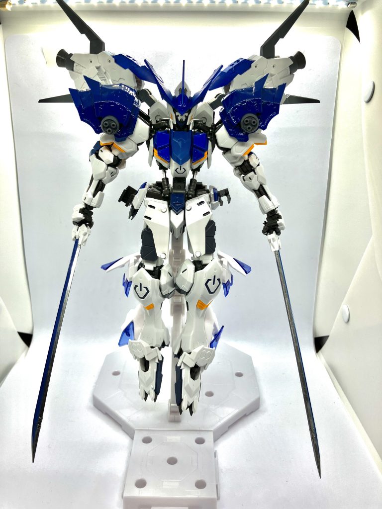 空中ではバーニアによる機動力を駆使して空中戦を披露圧倒的な戦闘力で敵機体を圧倒する