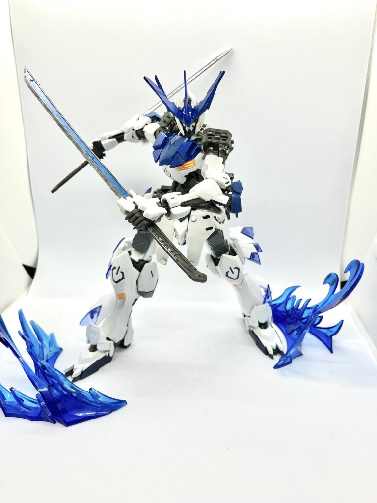 太刀を逆手で構え今までとは違う剣技を放ち無双する