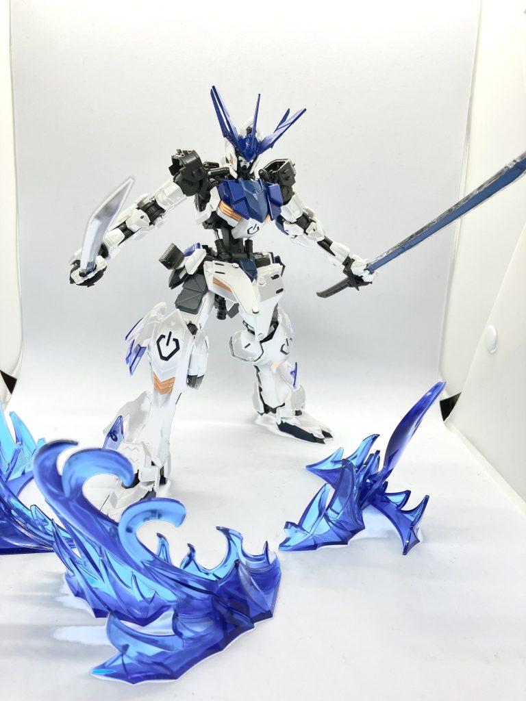 鎧を外したその姿は鬼神の如き力を宿す侍のようだったと明かされている