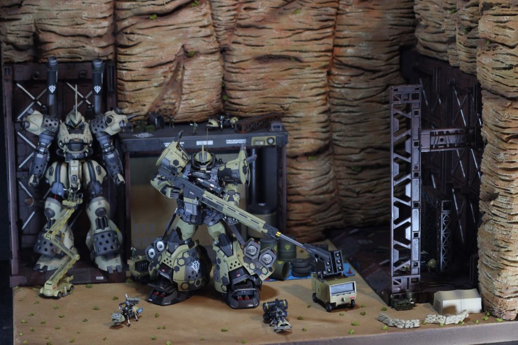 ジオラマです。ジオラマ自体は前作のものですが、やはり砂漠使用のMSが揃ってくると雰囲気出てきますね。特に解説することもないので以下数点、画像をお楽しみください。