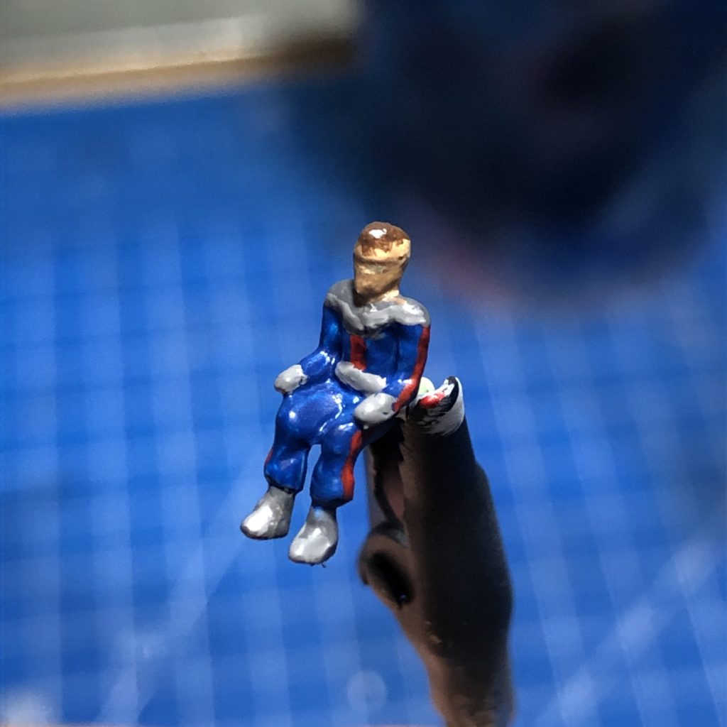 見えなくなるけど、パイロットはノリス大佐風に塗っています。