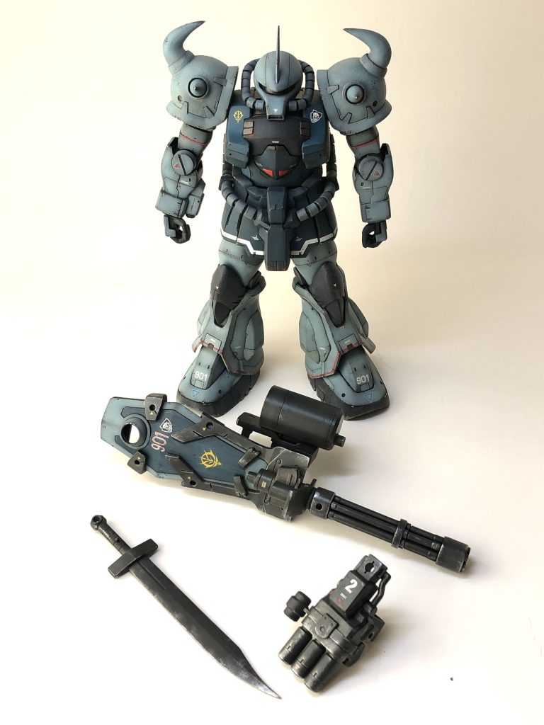 本体のウェザリングの調子と、武器類のは変えています。グレー塗装の上からアクリルシルバーのドライブラシ。