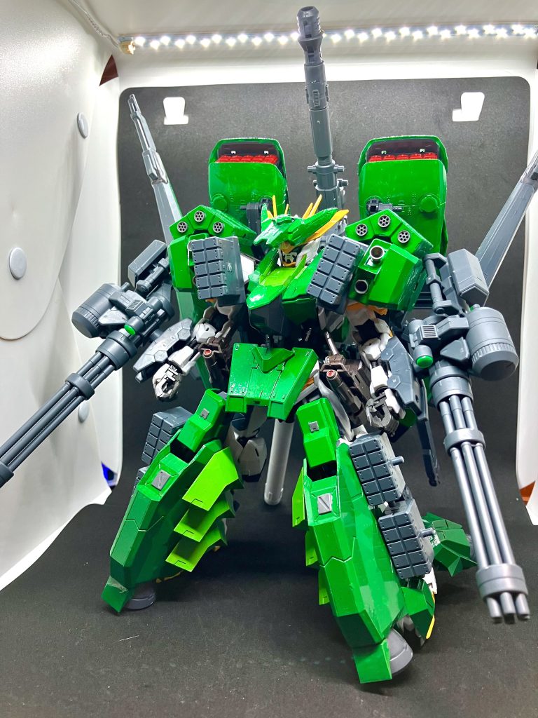 バルバトス・ザ・アーマー(モードフォートレス)全身に重装甲と火器を搭載した超重武装機体機動力は高くない分防御力が高く長距離からの砲撃や重火器による広範囲の攻撃を得意とする