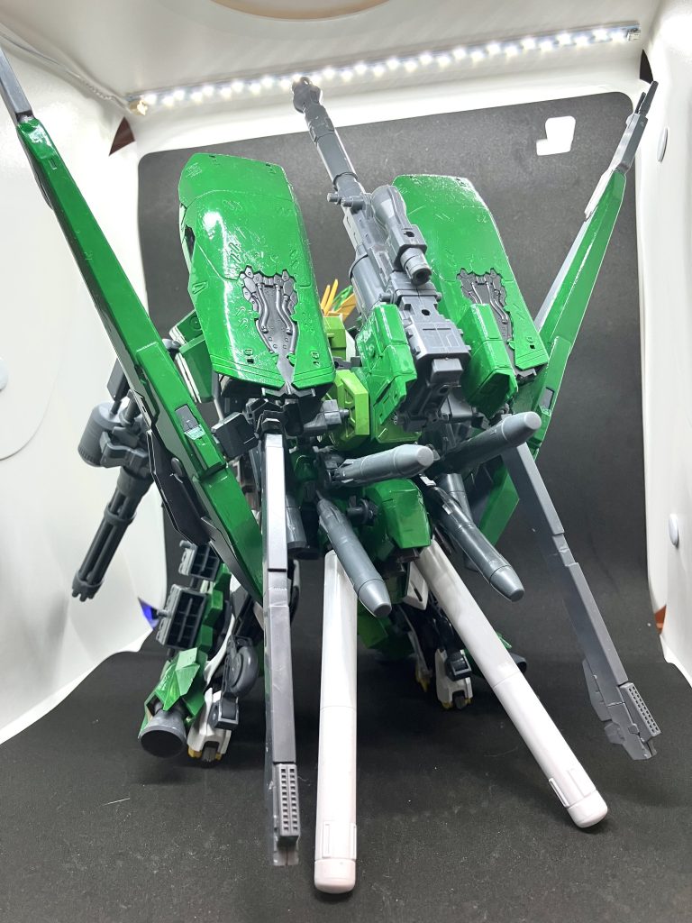 背部には武器やブースター、エネルギータンクが搭載されている