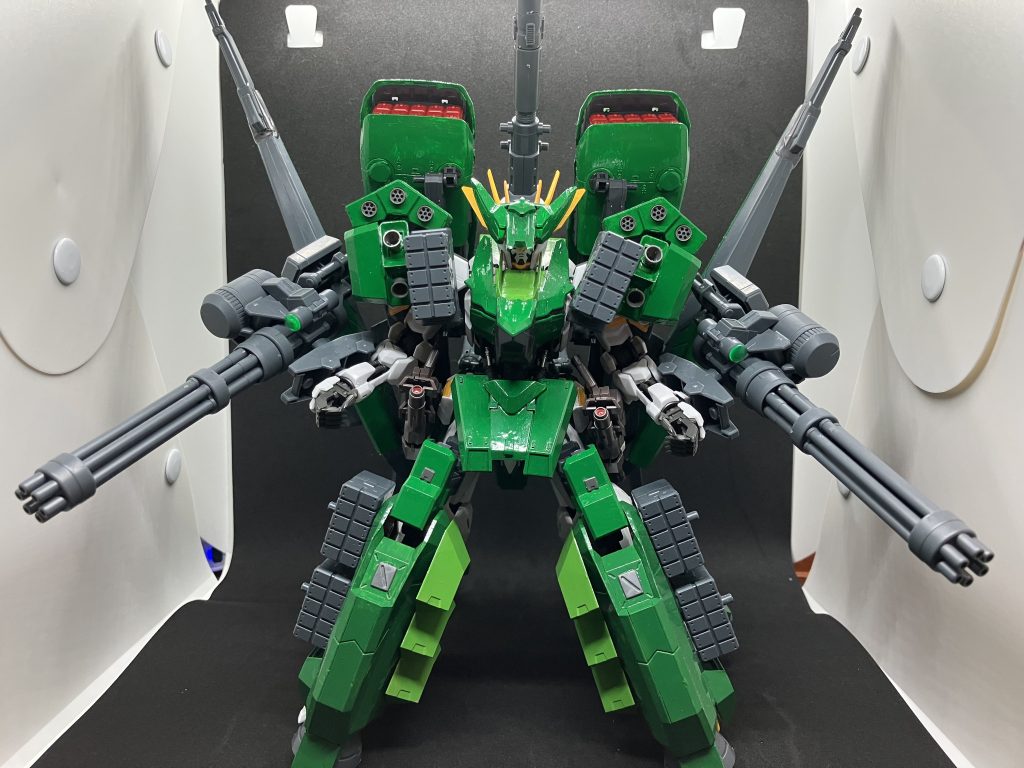 バルバトス・ザ・アーマーにはあらゆる武器が搭載されており移動しながら周囲の敵機体を全滅させる