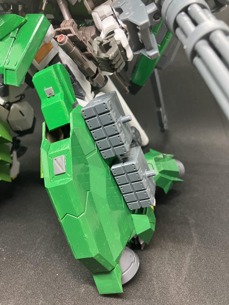 レッグブースターザ・アーマーが移動する際に使用される脚部アーマー大型ブースターが備わっており機体を浮かせてあらゆる地形や環境の中でスムーズに移動がでから更に横にはミサイルポッドが搭載されている