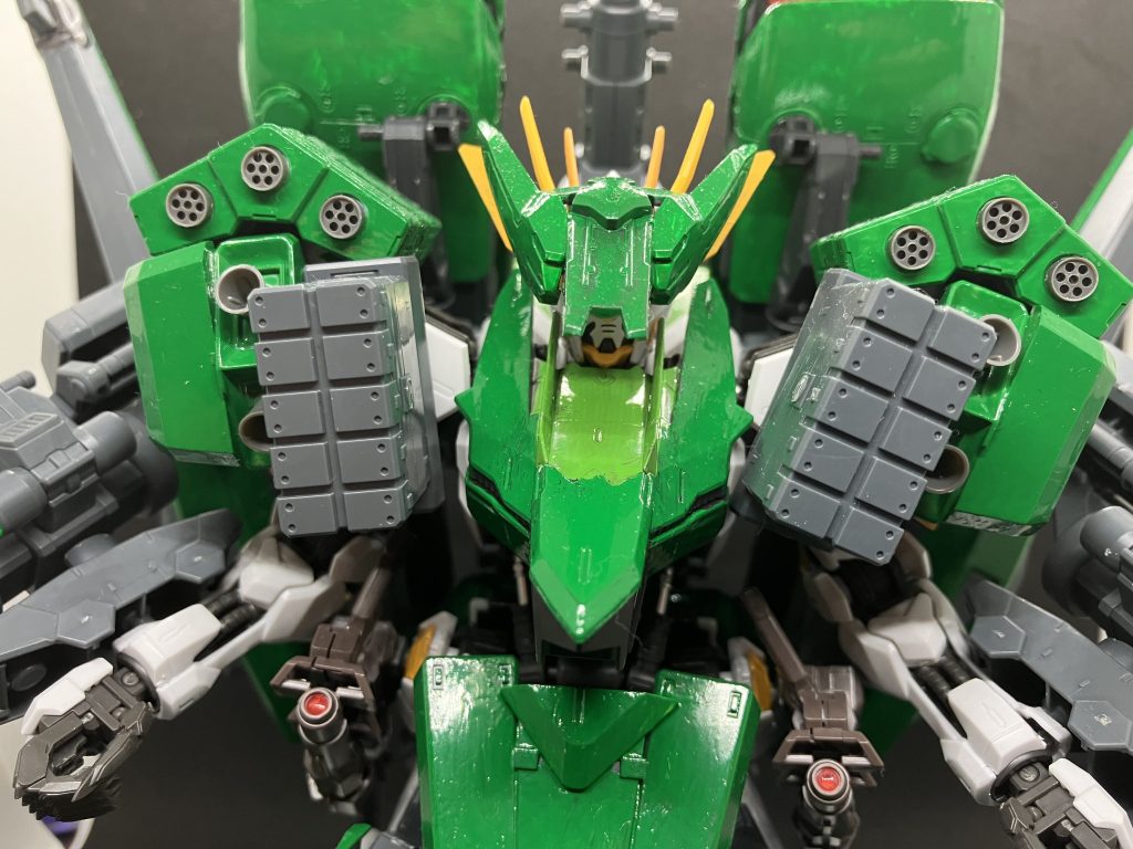 ショルダーアーマーガトリングポッド、ミサイル、ブースターが搭載されており機体を守る頑丈な鎧の役割を果たすまた胸部にはリアクティブアーマーが装備されている