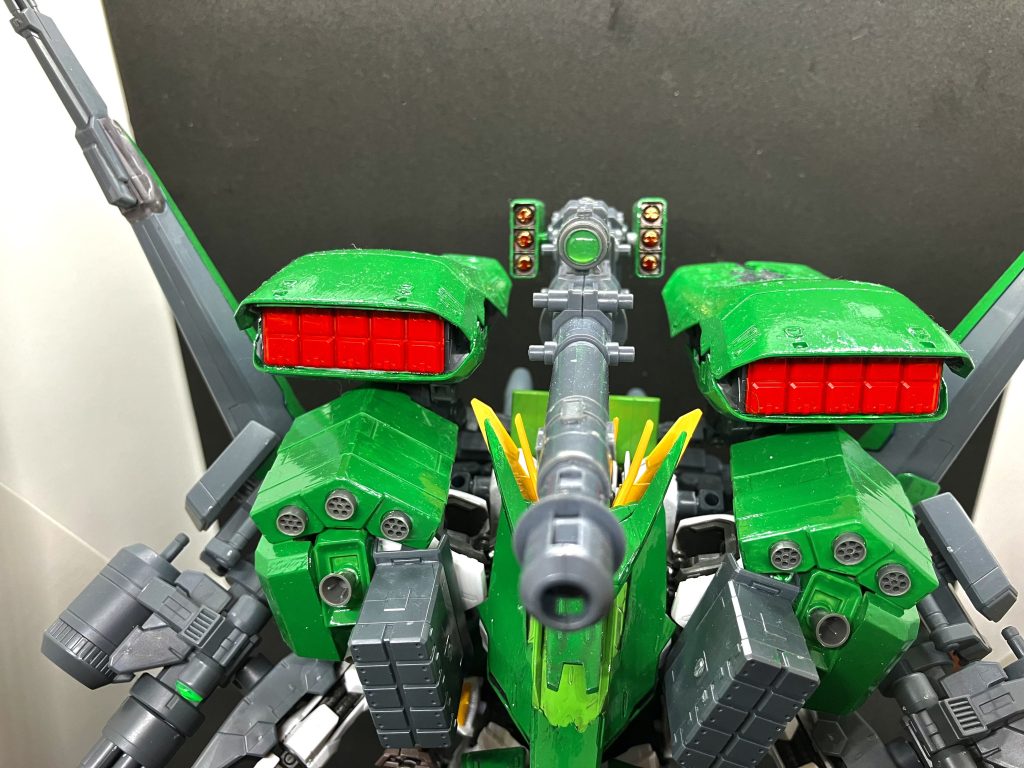 バックユニットロケットランチャー、小型ミサイルポッド、長距離ロングキャノンを搭載されている