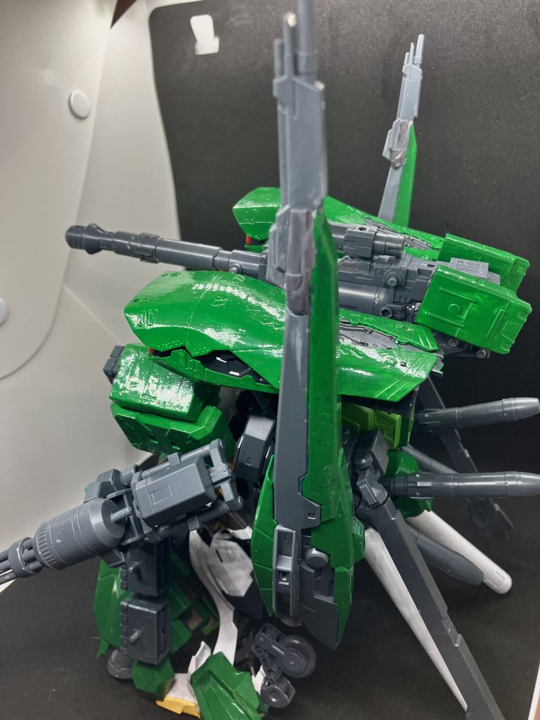 ブースターレールガンバックユニットの横に設置されている武器で外れて遠隔で操作する超巨大ビットとして使用することができる