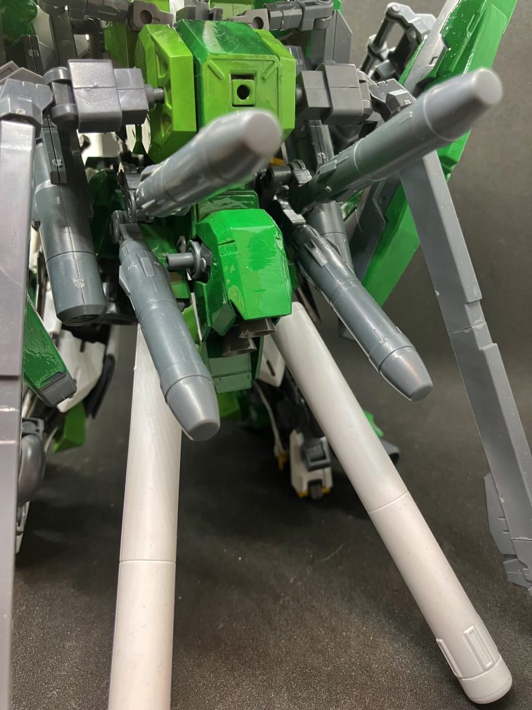 メガトンミサイルバックユニットの背部に搭載四丁の巨大ミサイル破壊力が高く背後を取った敵機体を攻撃する為の武器として扱う