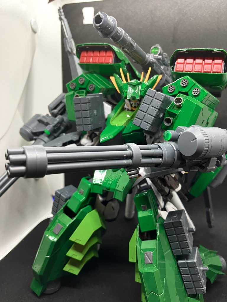 ジャイアントガトリング両腕に装備されたガトリングは無数の弾を発射して攻撃を行い敵機体や要塞を破壊する威力を持っているまた近づいて来た敵機体相手には鈍器のように扱って攻撃する