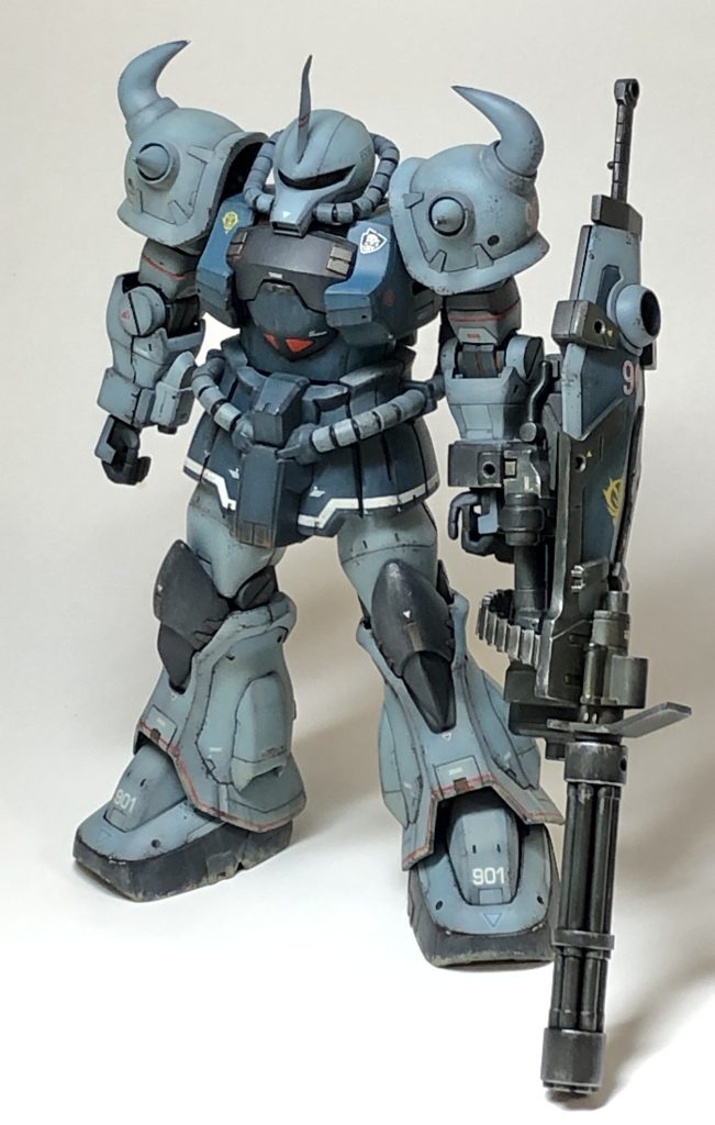 体色は、一歩間違えばポップになる「水色のモビルスーツ」を納得させるため、米空軍機用の「エアスペリオリティブルー」をビン生で使いました。胴体はネイビーブルーとスージーブルーで調色。それぞれもう一段淡い色でパネルを塗り分けました。