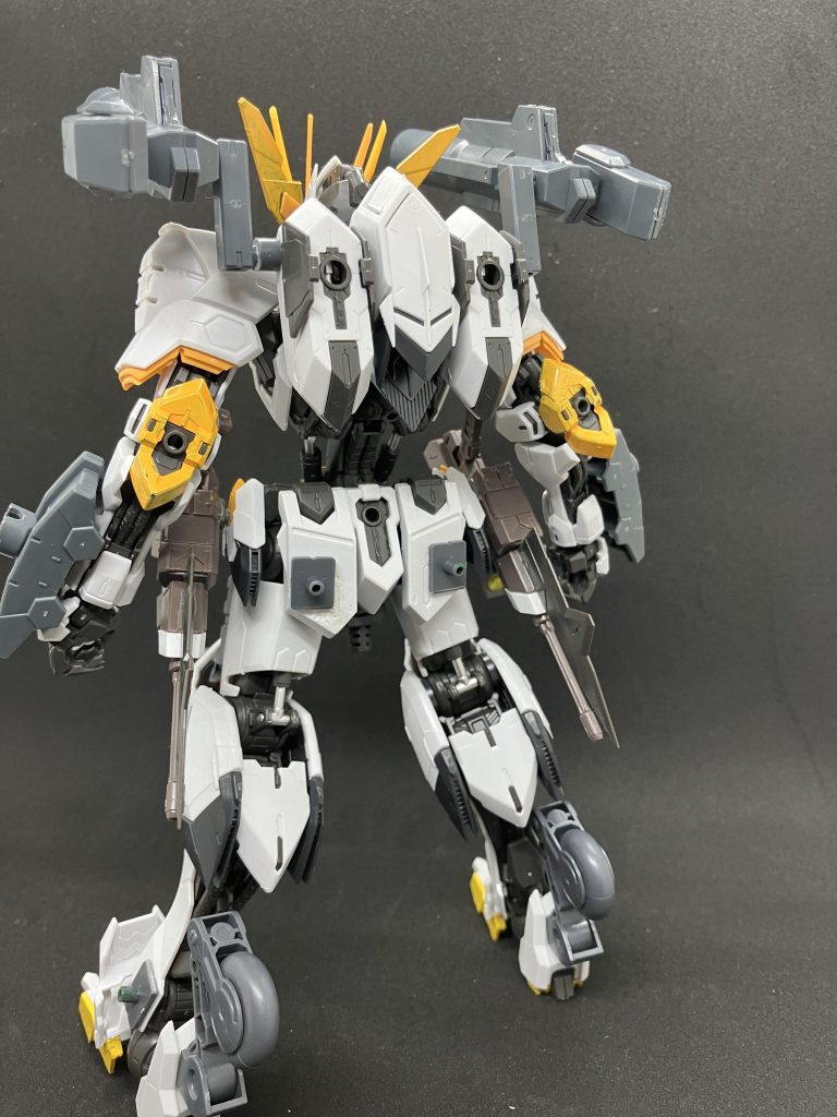 バックパックにはガトリングランチャーを搭載されておりフォートレスよりは劣るもののとてつもない破壊力を持っているまた脚部の踵にはホイールユニットがあり機動力を上昇させることができる