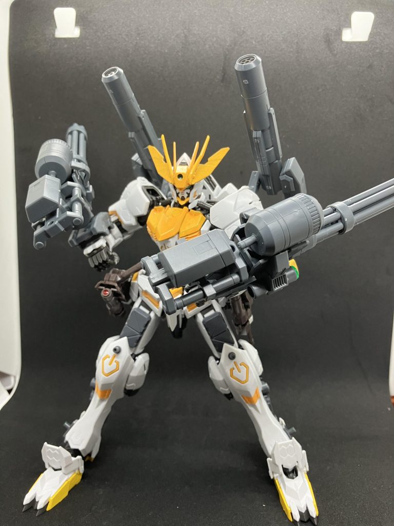 ガトリングトンファーモードフォートレスで使用していたジャイアントガトリングを回転させることで変化する巨大トンファー接近戦に特化されており一撃で敵機体の装甲を粉砕する