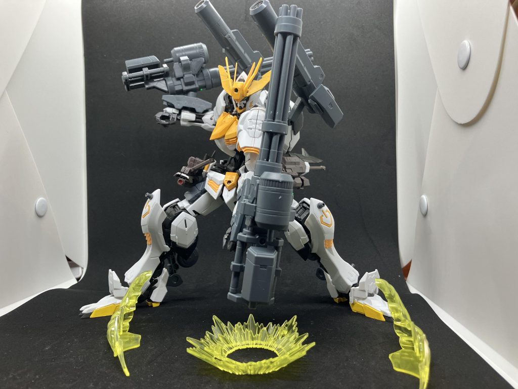 エネルギーを溜め込んだトンファーを地面に撃つことで大地震を起こし機体のバランスを崩すこともできる