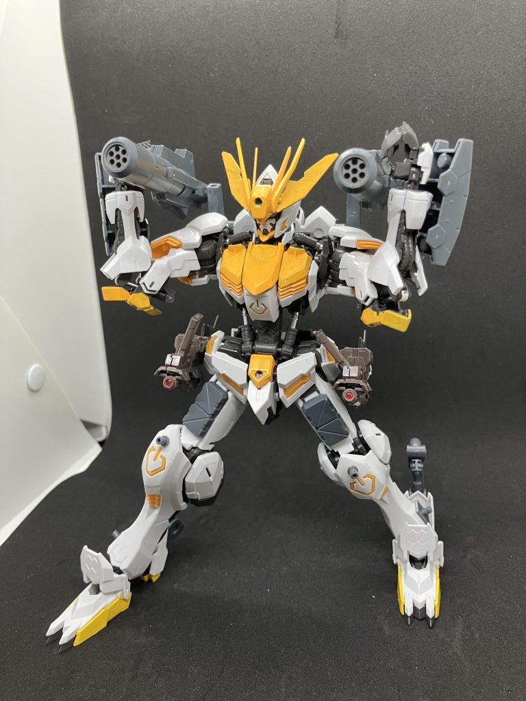 ガトリングランチャーは遠距離ではないものの近距離、中距離で真価を発揮し狙った敵機体に攻撃を仕掛ける狙われた機体は一瞬で蜂の巣になってしまう