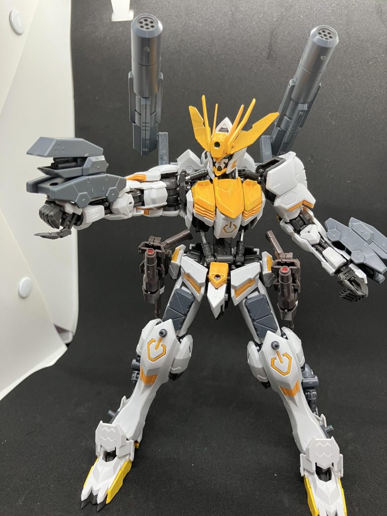 ハンドガトリングガトリングランチャーに搭載された武器を両腕に装備することで使用できる威力は少ないものの近距離で敵機体を狙いひるませることができる