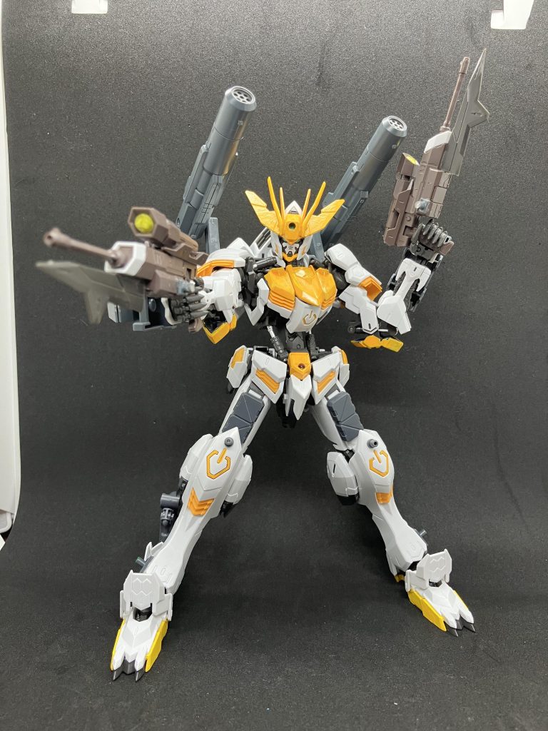 ソードピストルモードガンナーが愛用する主要武器二丁拳銃をモチーフとされており的確に敵機体の急所に狙いを定める