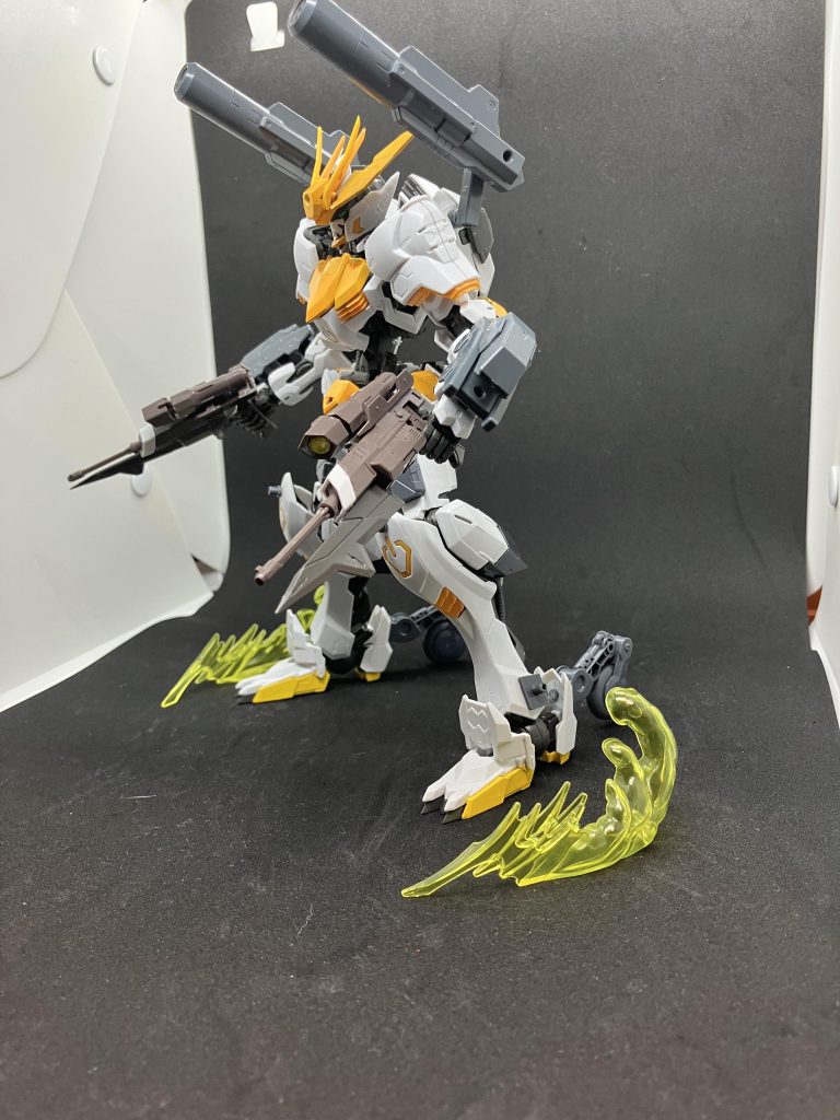 装甲を外したことで軽量化されホイールユニットで大地を駆け巡るモードガンナー素早い動きで敵機体を翻弄し機体の急所を狙い撃つ!