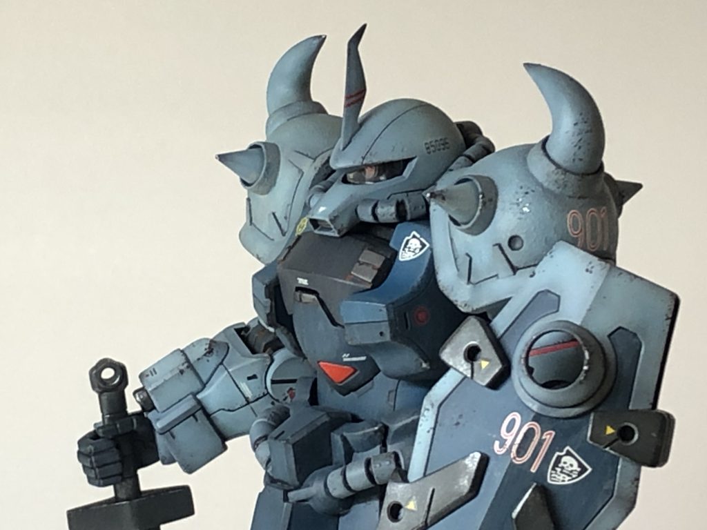 今回こだわったのは頭部と肩アーマー。動力パイプはノーマルの台形がごちゃごちゃしてるのは好みじゃなかったので、余ってたザク2.0のものをいただきました。ついでに使ったドイツIII号戦車の余ったマーキングデカールもいい感じです。