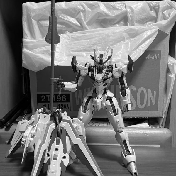 ガンダムキャリバーンに影響されてフルメカニクスのエアリアルをベースに製作していますそしてこの機体の最大の特徴はガンビットによって３つの形態になることが可能だということです戦闘特化のパラディン、機動力特化のブルーム、そして防御力特化のウィッチまだ未完成の為完成次第投稿します♪お楽しみに！（2枚目）