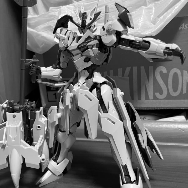 ガンダムキャリバーンに影響されてフルメカニクスのエアリアルをベースに製作していますそしてこの機体の最大の特徴はガンビットによって３つの形態になることが可能だということです戦闘特化のパラディン、機動力特化のブルーム、そして防御力特化のウィッチまだ未完成の為完成次第投稿します♪お楽しみに！（3枚目）