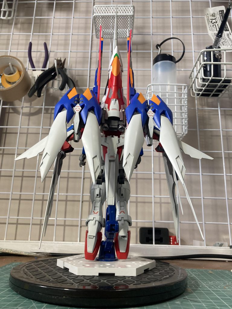 ネオバード形態！(背景許してクレメンス)正直こっちメインで作ってた背面紹介の時のリアスカートについてるビームサーベルからエフェクトをつけることでビーム砲のようにすることができる手に持っていたダークハウンドのドッズランサーをシールド裏にブッ刺して、砲撃のみならずこのまま敵目掛けて突っ込む脳筋攻撃もできる 