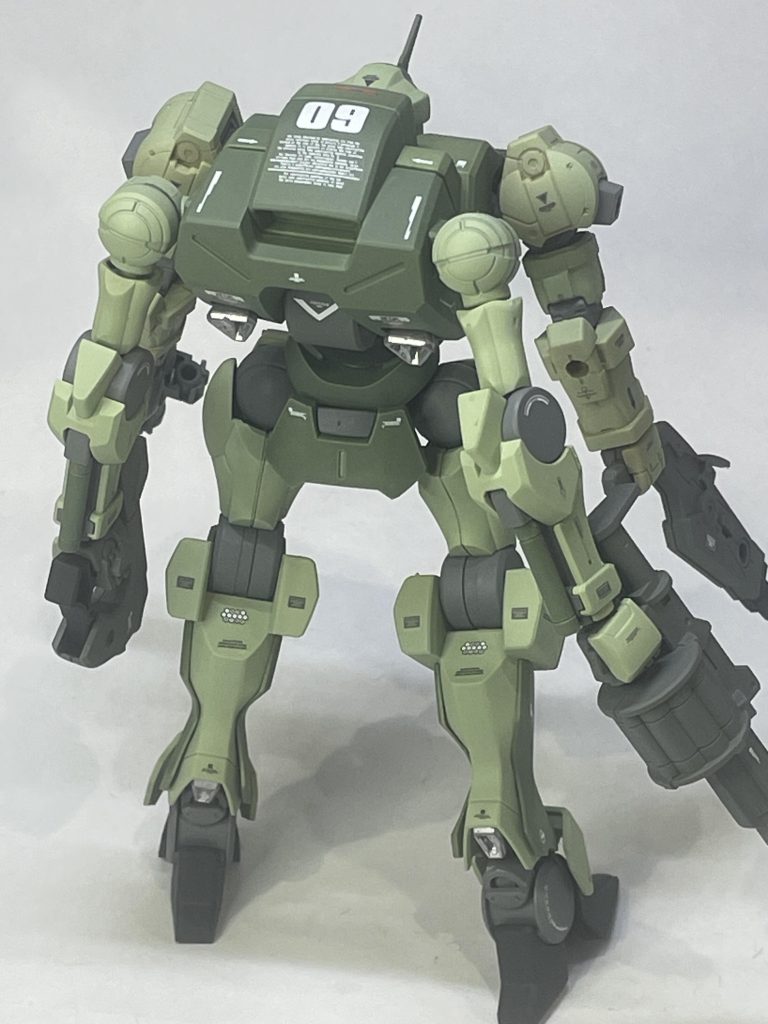 昔から憧れでもあった多腕MS。なかなか難しい改造ではありますが、ザウォートの形態と構造がものすごく適していたので30MMのパーツを使用して制作しました。