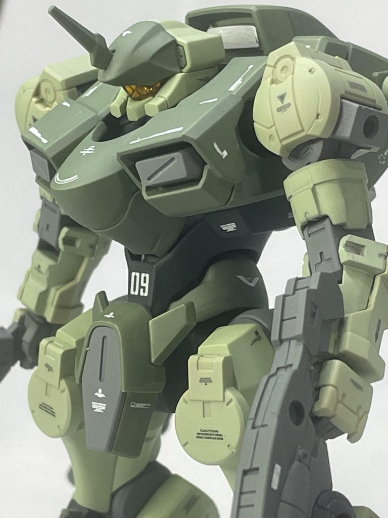 カラーもそのままではつまらないので定番の量産型カラー(ザクカラー)に全塗装。モノアイ内部も独特なディテールだったのでシルバーに塗装して強調。昆虫っぽくなりました(笑