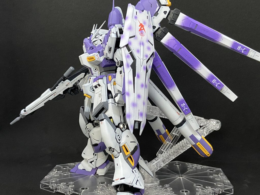 とは言っても小説版νガンダムは挿し絵1枚のみ。シールドのインクスポット迷彩(？)がすぐに思い出されるかと。RGνガンダムのシールドをHi-νに装備出来るように接続パーツを自作。そしてインクスポット迷彩仕様に塗装。