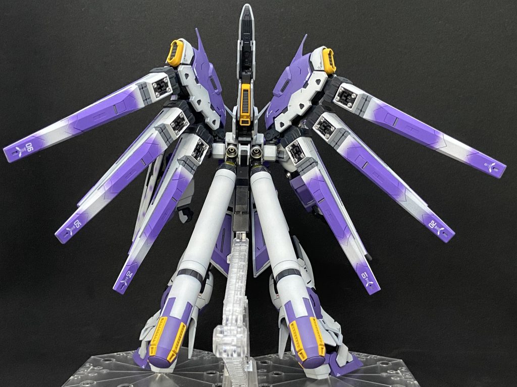 バックショット。ご覧の通り、元キットの配色とはちょこちょこ変えています。この辺は好みの問題ですよね。旧設定がベースになって、新設定やらver.kaやらが混ざってる感じで僕のイメージは出来上がっているようです。