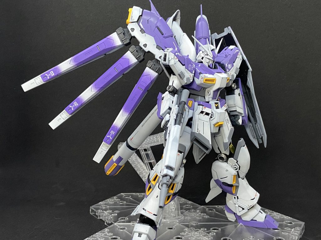 フィン・ファンネルもグラデーションの白と紫のイメージが強かったので、そのように変更。ファンネルのナンバリングは1度やってみたかったんですよね！