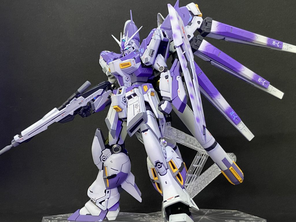 旧MGの時でしたっけ？Hi-νの設定画が新しくなったのって。白と青のツートンにツインアイは黄色って、なんだかしっくり来ないんですよね、だから旧設定画の白と紫のツートンでツインアイは緑色にしてます。