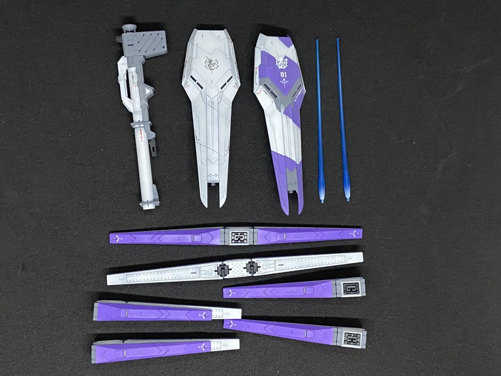 ジャンク品を買い集めてシールドはプラス2枚、フィン・ファンネルはもう1組プラスして作ってます。白いシールドはMGver.kaのイメージが残っていたので。RG配色は薄紫色の部分が浮いている気がしていて、悩んだ結果グレーの方がハマると思いました。ファンネルの表裏ツートンは新設定の配色で青だったと思いますが、そこは紫で！