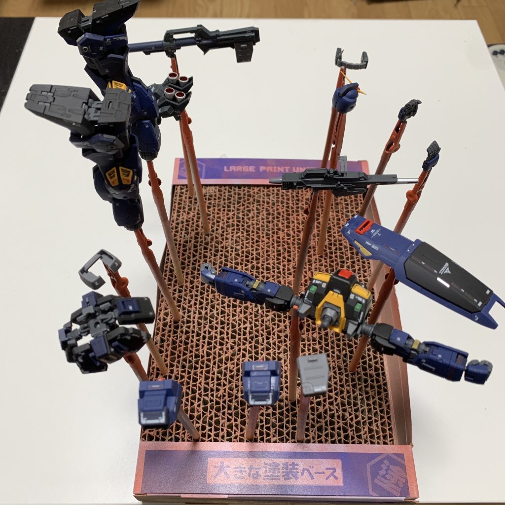 つや消しスプレーする際はこんな感じであまりパーツは分解しません(^^)