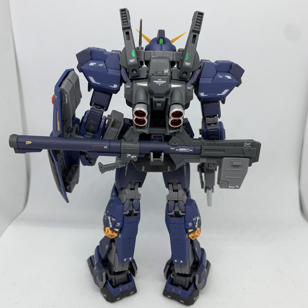 バーニアとライフルの先だけガンダムマーカーで部分塗装。