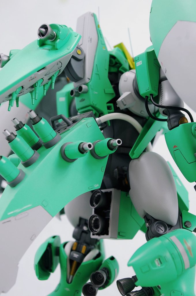 リアアーマーにはオリジナル要素として、サザビーっぽい円柱形のファンネルを装備。