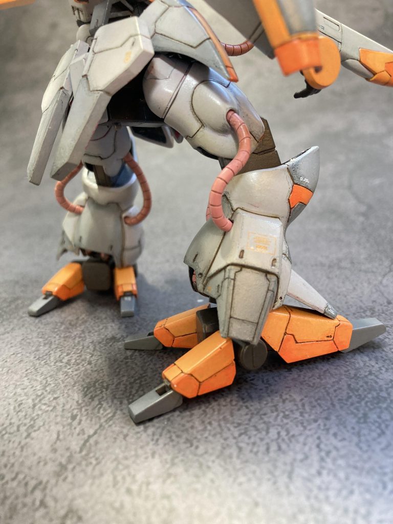 足の爪は後ろ側が基部から折れまして、ボンドでくっつけてます。要注意箇所です。