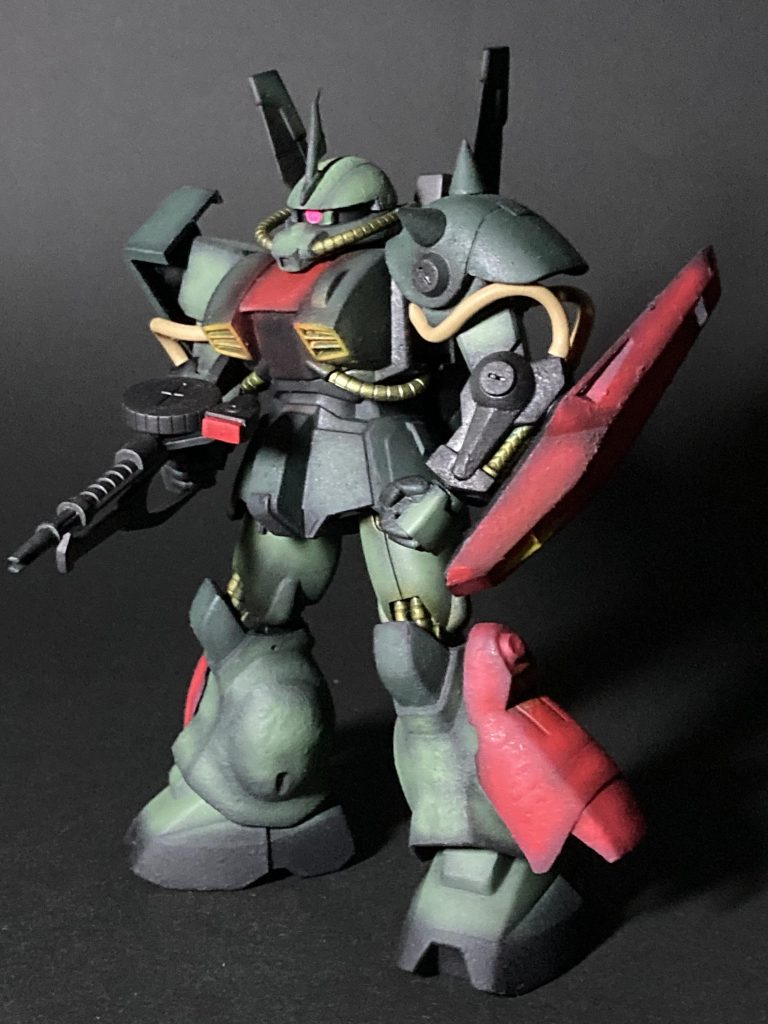 旧キットあるあるの脚部の硬さをアルミ線接続なら手軽に解消出来ると知り、チャレンジしてみました。脚部関節と首関節にアルミ線を通しています。脚部は5mmほど延長してモモの付け根位置も下げたので素組みとスタイルがガラッと変わりました。