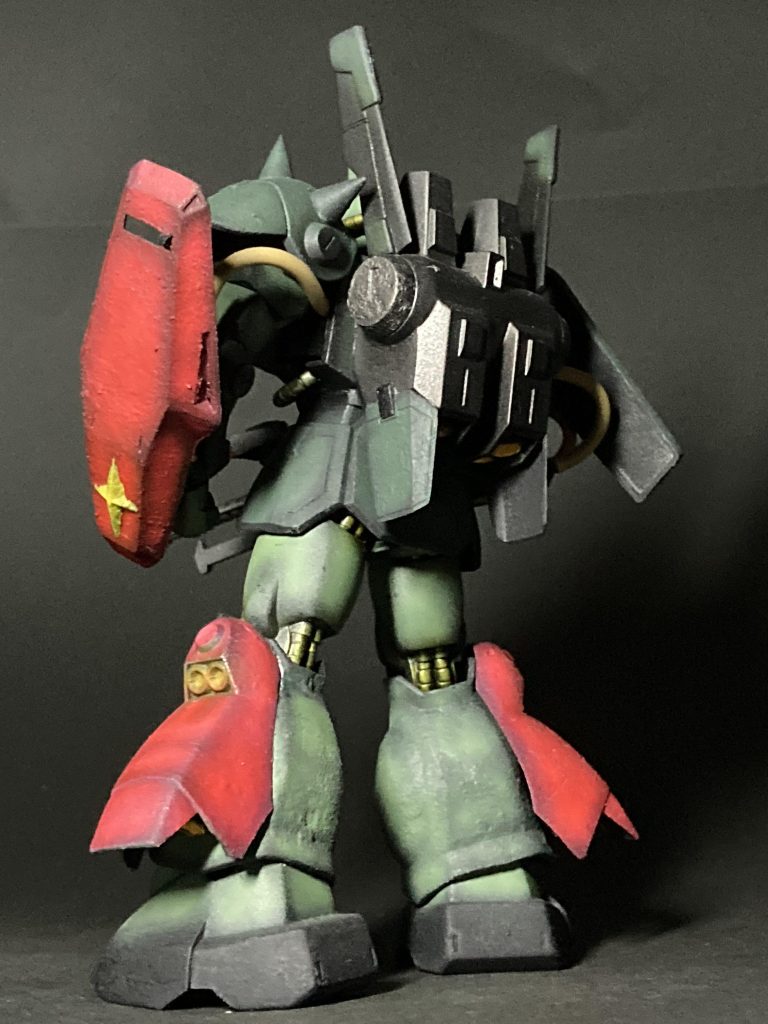 背面シールド、個性を出したくて脚部スラスターを赤く塗ってみてそのまま思いつきで隊長機の設定で作ってみました。