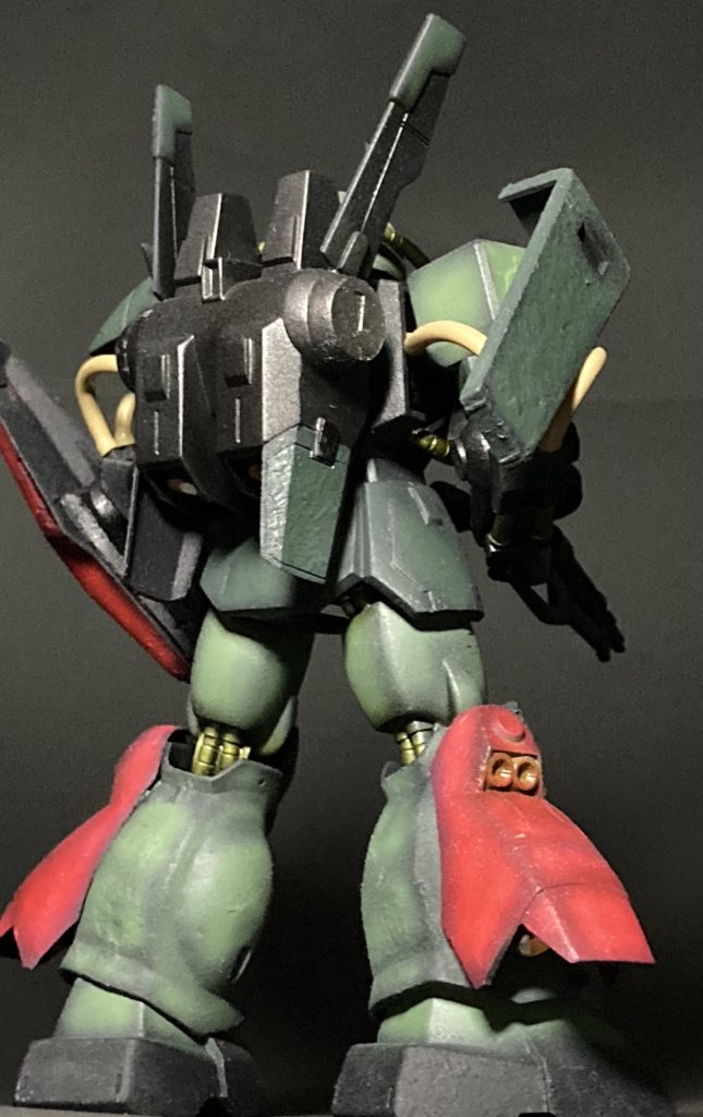 背面②装甲全体に溶いたラッカーパテをランダムに乗せて鋳造表現を施しています。