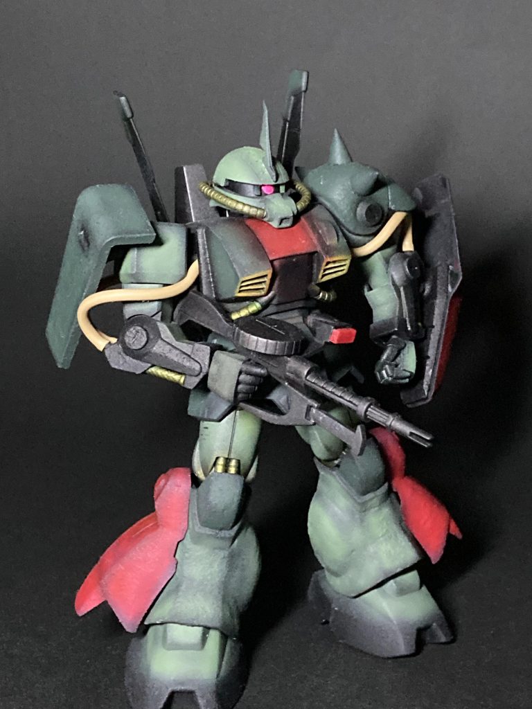 昔のキットは上半身にボリュームがある場合が多いので下半身を作り込むとグッとバランスが良くなる気がしてます。