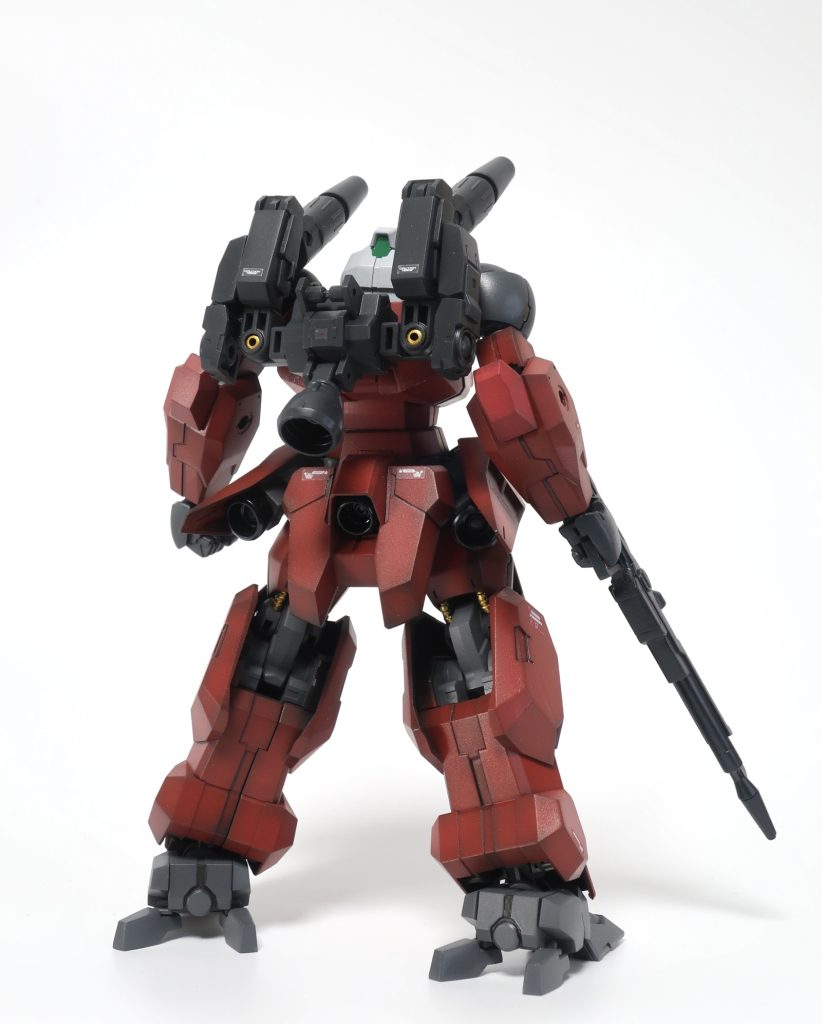 バックパックはガンキャノンのキャノン砲とジャンクパーツでそれっぽく。塗装は黒立ち上げで渋めに仕上げました